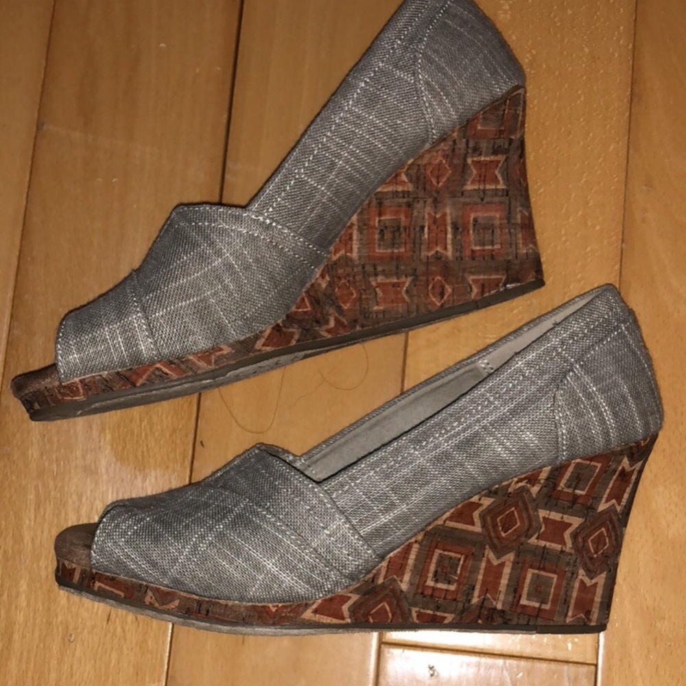Toms Wedge peep toe size 8